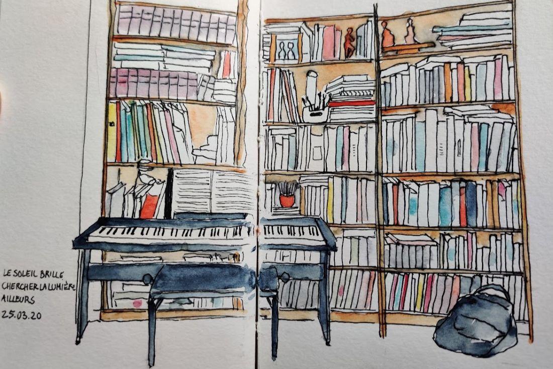 bibliothèque et piano