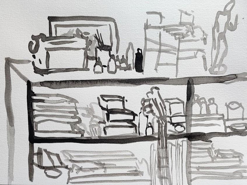 étagères avec matériel de dessin
