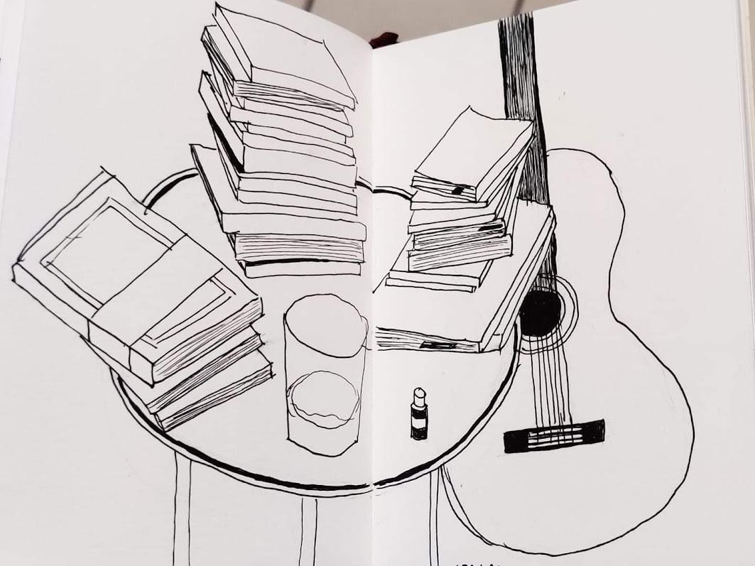 table de chevet avec livres et guitare