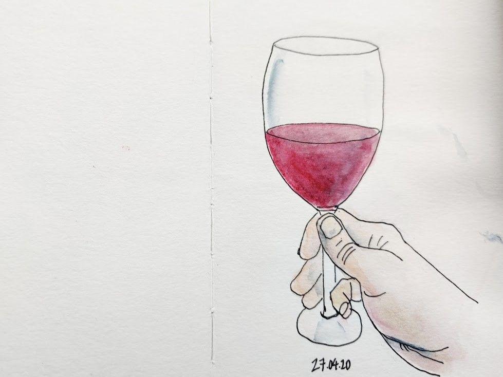 main qui tient un verre de vin pour trinquer